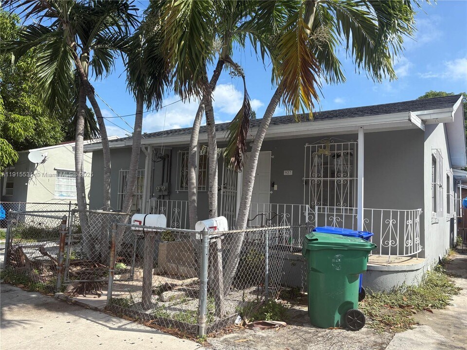 927 SW 9th Ave in Miami, FL - Building Photo