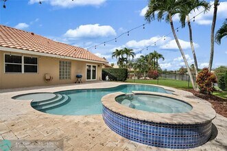 2862 E Orchard Cir in Davie, FL - Building Photo - Building Photo