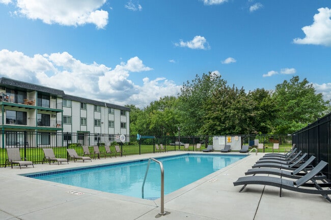 The Oaks of Lakeville in Lakeville, MN - Foto de edificio - Building Photo