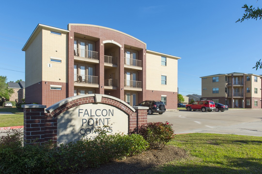 Falcon Point Condos in College Station, TX - Building Photo