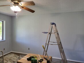 906 George St in Kerrville, TX - Building Photo - Building Photo