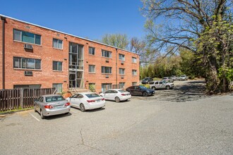 4465 MacArthur Blvd NW in Washington, DC - Building Photo - Building Photo