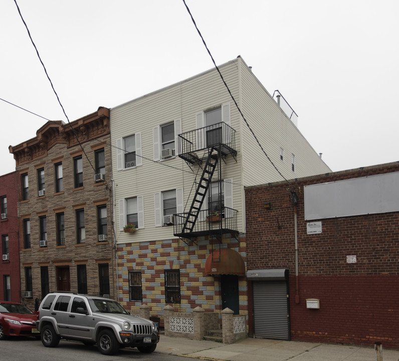 121 Dikeman St in Brooklyn, NY - Building Photo