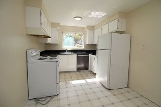 11102-11130 SW 62nd Ave in Portland, OR - Foto de edificio - Building Photo