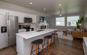 17119 Mistflower Ln in Urbandale, IA - Foto de edificio - Building Photo