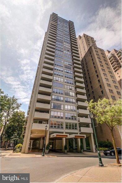 224-30-230 W Rittenhouse Square, Unit 514 in Philadelphia, PA - Building Photo