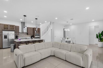 15540 NW 88th Ave in Miami Lakes, FL - Building Photo - Building Photo