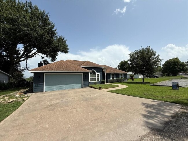 210 Bluff Dr in Livingston, TX - Building Photo - Building Photo