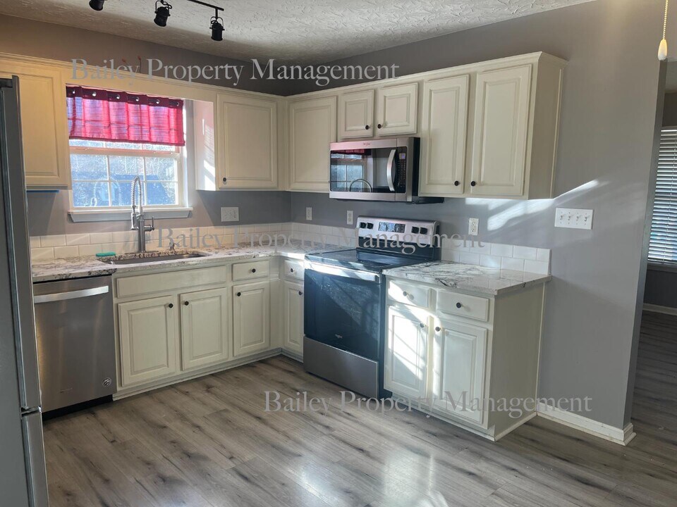 319 Holly Marie Dr in Mount Washington, KY - Building Photo