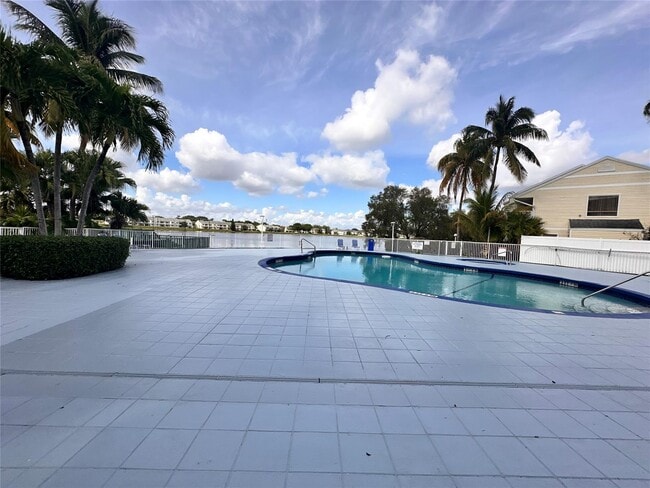 3457 NW 44th St, Unit 103 in Lauderdale Lakes, FL - Building Photo - Building Photo