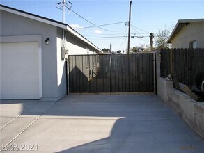4793 E Harmon Ave in Las Vegas, NV - Building Photo - Building Photo