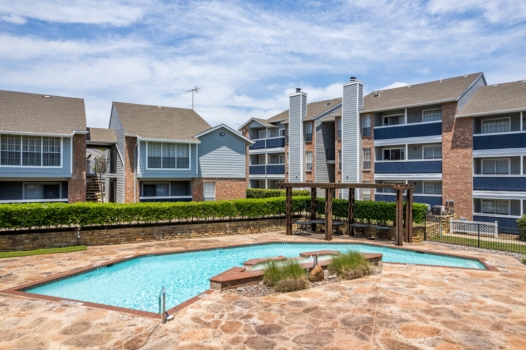 Woodbridge Apartments in Bedford, TX - Building Photo