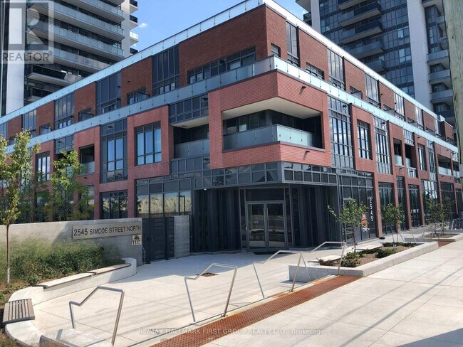 2545 Simcoe St N in Oshawa, ON - Building Photo - Building Photo