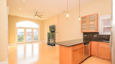 1910 W Armitage Ave, Unit 3W in Chicago, IL - Foto de edificio - Building Photo