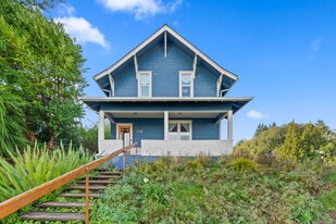 716 W First St in South Bend, WA - Building Photo