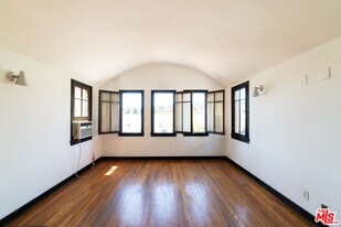 836 Silver Lake Blvd in Los Angeles, CA - Building Photo