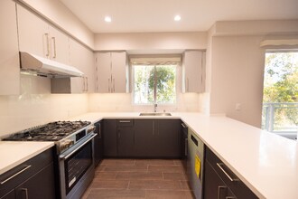 10231 Woodbine St-Unit -402 in Los Angeles, CA - Building Photo - Building Photo