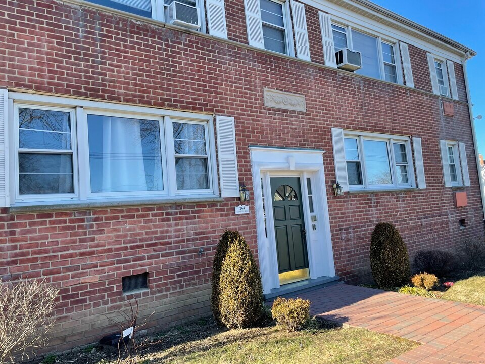 264 Glenbrook Rd in Stamford, CT - Building Photo