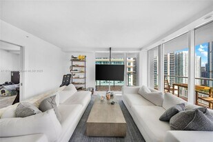 1155 Brickell Bay Dr in Miami, FL - Building Photo