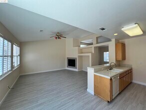 1371 Brooktrail Dr in Pittsburg, CA - Building Photo - Building Photo