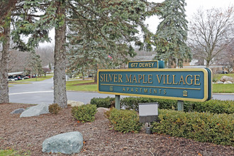 Silver Maple Village Apartments in Lapeer, MI - Building Photo - Building Photo