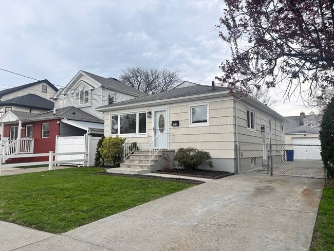 527 Willowbrook Rd in Staten Island, NY - Building Photo - Building Photo