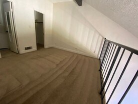 910 W Cameron St in Hanford, CA - Building Photo