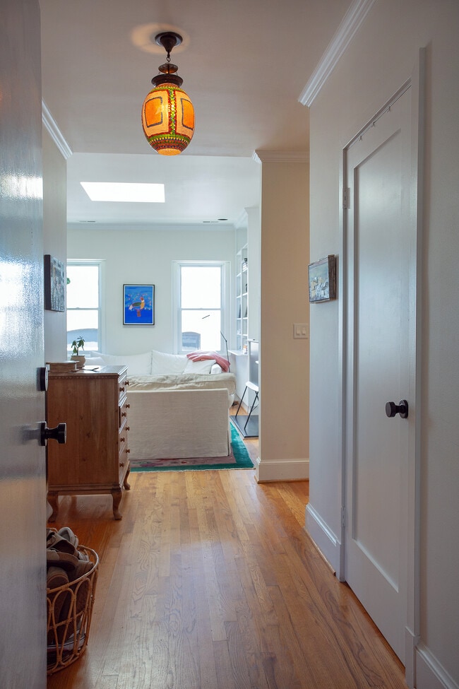 1915 Calvert St NW, Unit 403 in Washington, DC - Building Photo - Building Photo