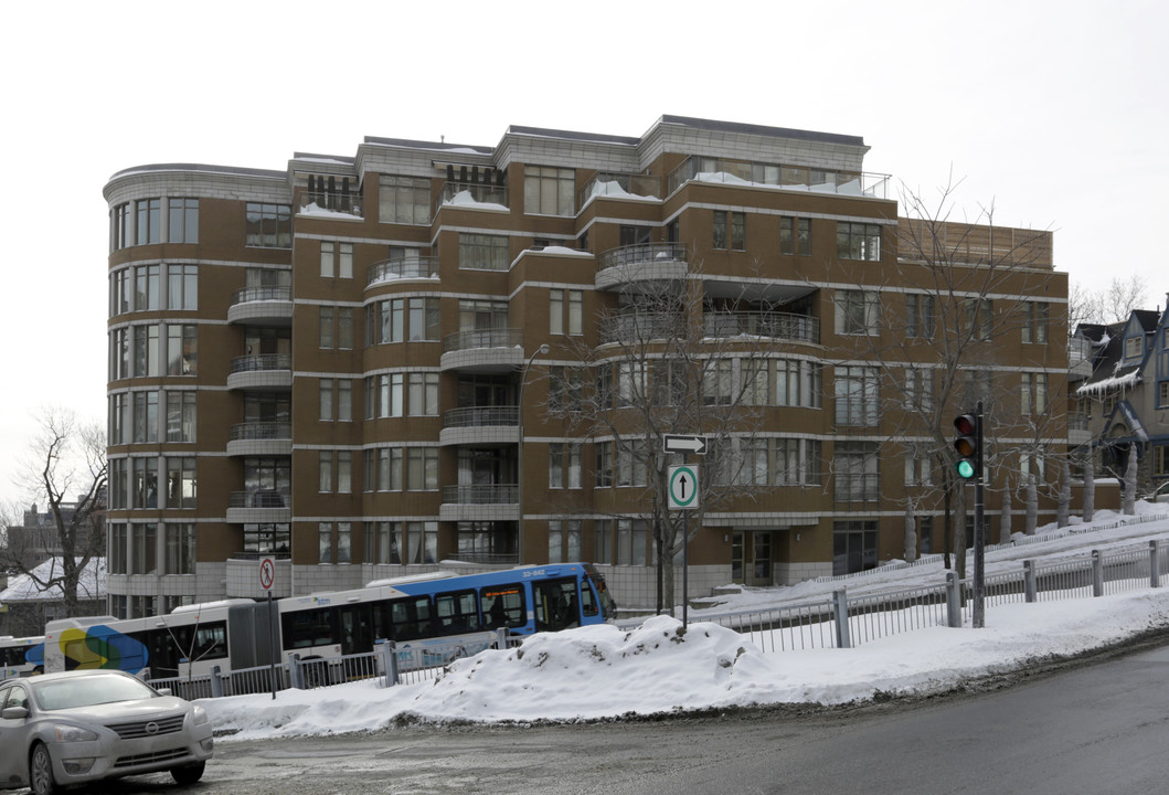 Le Royal Penfield in Montréal, QC - Building Photo