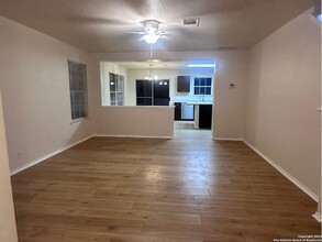139 Cindy Lou Dr, Unit 2122 in San Antonio, TX - Building Photo - Building Photo