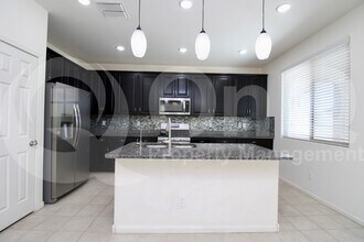 5353 W Desert Hollow Dr in Phoenix, AZ - Building Photo - Building Photo