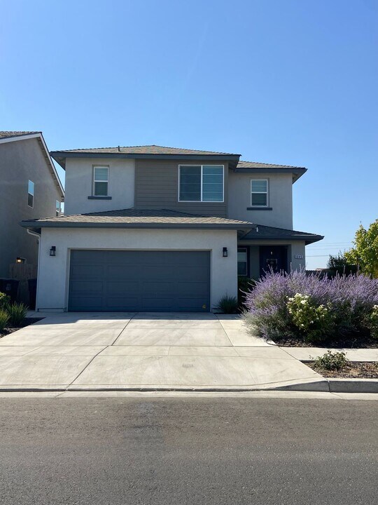 1045 W Sedona Ave in Visalia, CA - Building Photo