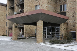 Winston Apartments in Bloomington, MN - Building Photo - Building Photo