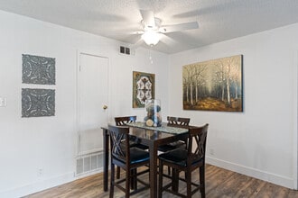 Rinconada Village in Carmichael, CA - Building Photo - Interior Photo