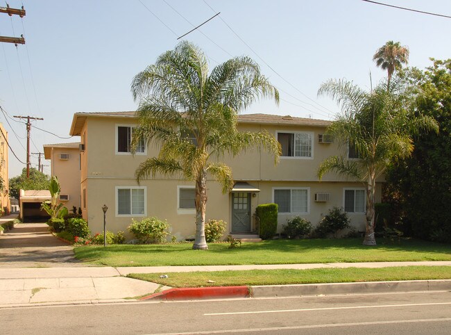 12261 Chandler Blvd in Valley Village, CA - Foto de edificio - Building Photo