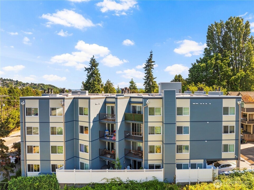 3045 20th Ave W, Unit 210 in Seattle, WA - Building Photo