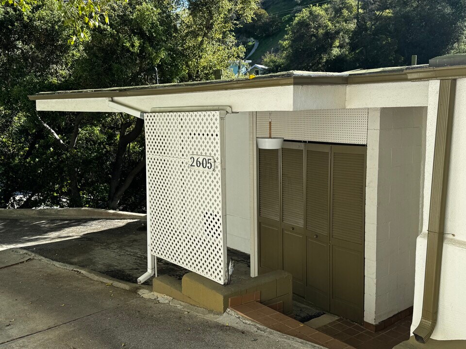 2605 Laurel Canyon Blvd in Los Angeles, CA - Foto de edificio