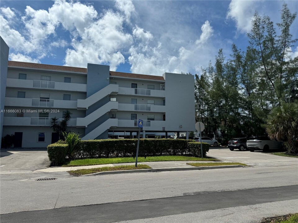 3868 NE 169th St in North Miami Beach, FL - Building Photo