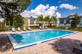 Sailpoint Bay Apartments in Daytona Beach, FL - Foto de edificio - Building Photo