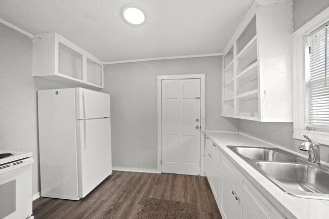 property at 1721 W 5th St