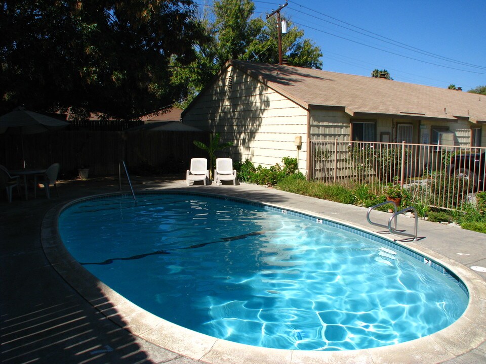 Village West Apartments in Riverside, CA - Foto de edificio