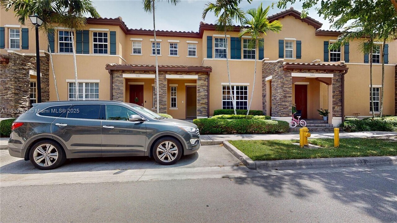 9391 SW 171st Ct in Miami, FL - Foto de edificio
