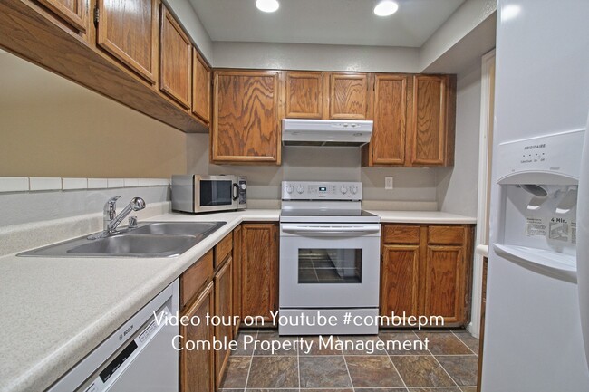 16005 NE 40th Ct in Redmond, WA - Building Photo - Building Photo