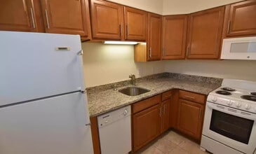 73 Parkman St, Unit 2B in Brookline, MA - Foto de edificio - Building Photo