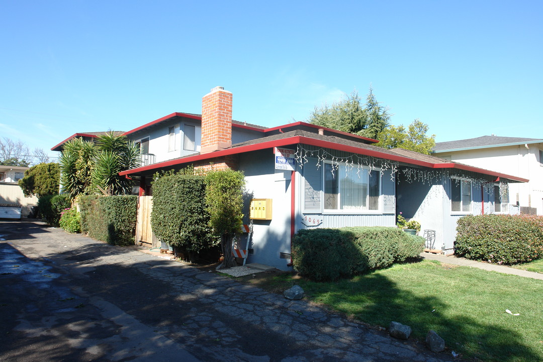 1069 Oakmont Dr in San Jose, CA - Building Photo