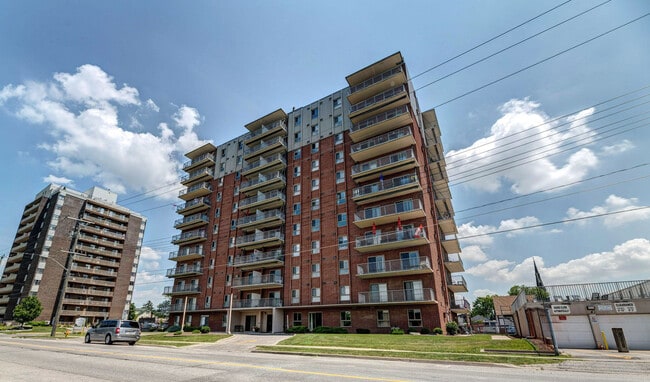Derby Lane Apartments in Sarnia, ON - Building Photo - Building Photo