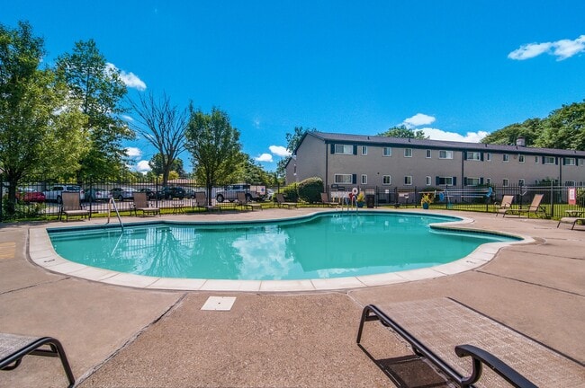 The Pointe at Cherry Hill in Westland, MI - Foto de edificio - Building Photo