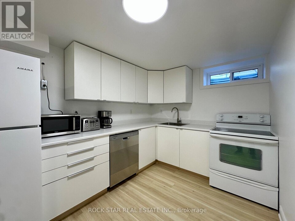 631 MACLAREN Dr in Burlington, ON - Building Photo