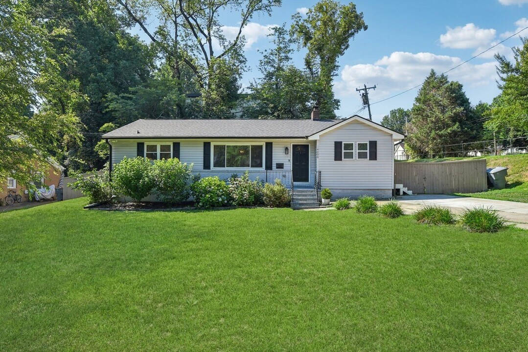 4000 Hiddenbrook Dr in Charlotte, NC - Building Photo