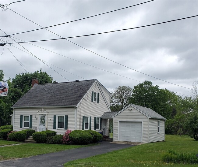 18 Maple St in Mendon, MA - Building Photo - Building Photo